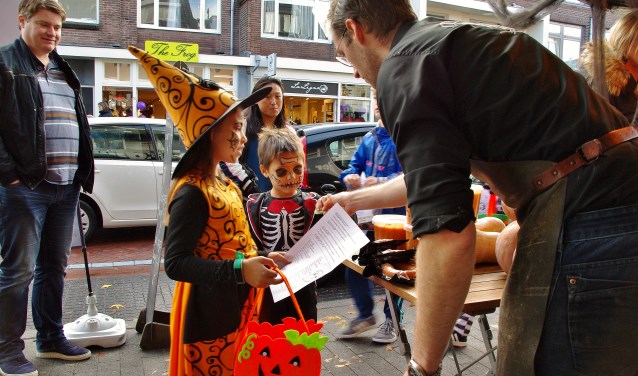 Bij bijna alle winkels konden de kinderen een smakelijke verrassing ophalen.
