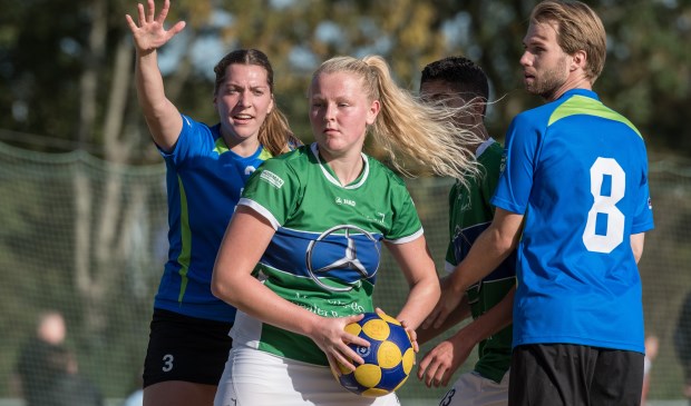 Simone Laman bracht de wedstrijd nog op 14 - 14.