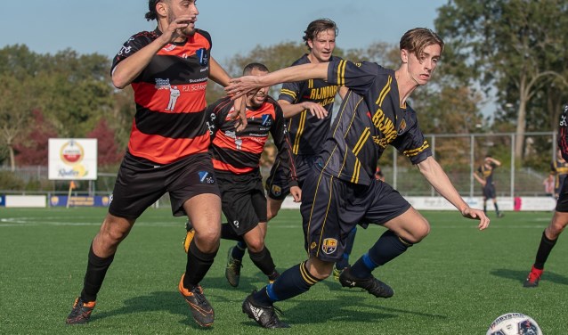 Tim Bakker in duel om de bal.
