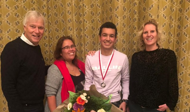 Dick van der Bijl (Voorzitter RCL), Mandy Pieterson (Bestuurslid RCL), Shahroch Ramez en Irene van Kuijk (Teamleider Da Vinci College).