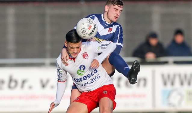 Sabir Achefay in duel met Dennis van Duinen of Harkemase Boys. | Foto: OrangePictures