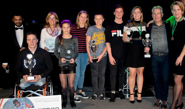Presentator Rudo Slappendel (geheel links) met alle winnaars van 2017.