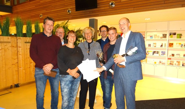 Het winnende team met v.l.n.r. Jeroen Hendriks (ook individueel winnaar in de categorie Leiderdorpers), Albert Dop, Joost Kuggeleijn, Jurriaan van Duijn en Bas Warmenhoven, samen met dictee-opsteller Tanneke Schoonheim en burgemeester Laila Driessen.