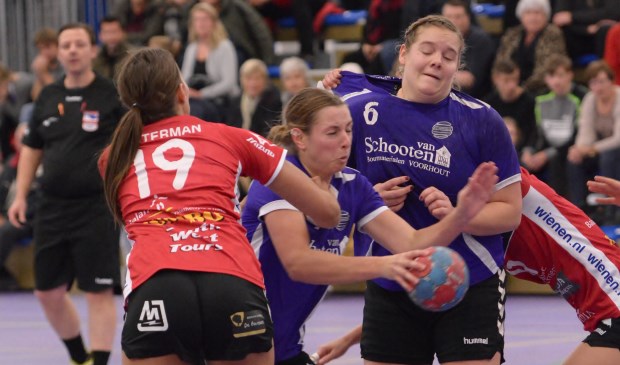 Kim Schuurbiers in de aanval, samen met teamgenoot Melanie Zwaan (nr. 6). | Foto: pr.