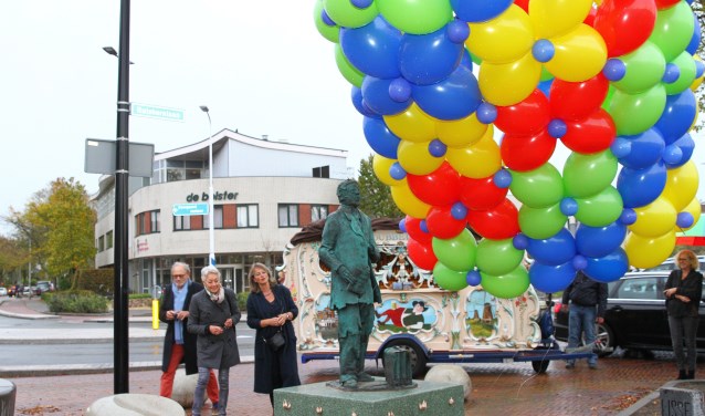 De onthulling van de Bollenreiziger op de hoek Ruishornlaan-Haven. |