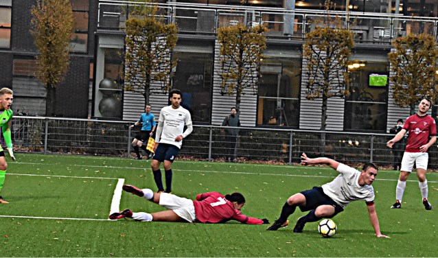 Joey Lauhouh wordt gestuit door Mike Ruijter. | Foto: PR
