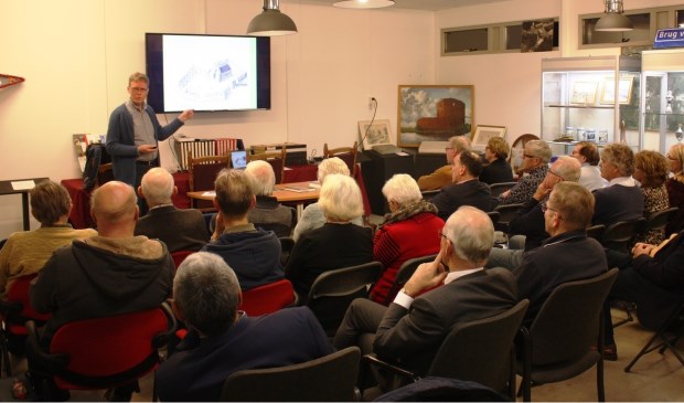 Arie Dwarswaard vertelt de aanwezigen over het leven van Herman Boerhaave. | Foto: pr.