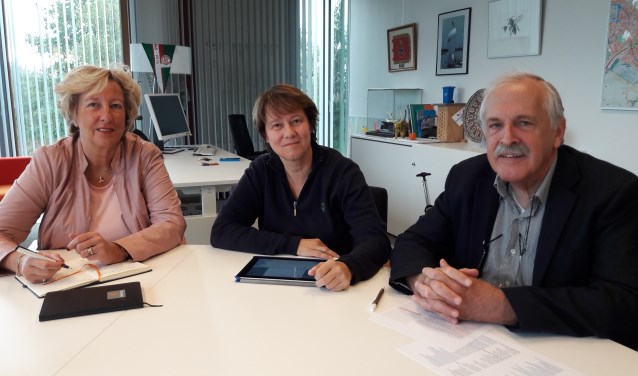 Opsteller Tanneke Schoonheim (midden) en voorzitter Emil Broesterhuizen van de Volksuniversiteit Leiderdorp nemen het dictee door met burgemeester Laila Driessen.