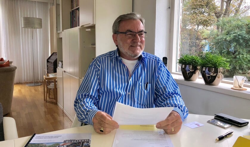 Voorzitter Jos van den Burg aan tafel in de Parnassialaan: 'Dit huis is ook heerlijk. Maar gelijkvloers zou fijner zijn.