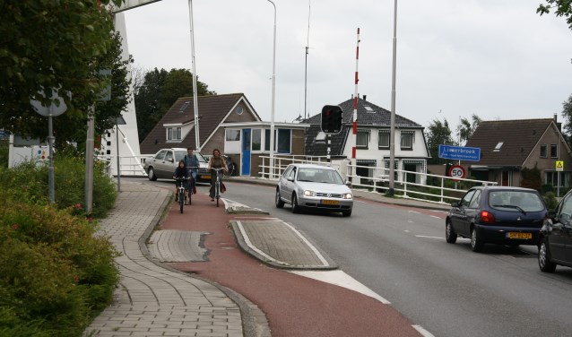 Als de nieuwe brug is ligt, hoeven fietsers en wandelaars niet meer per se over de drukke brug over de Ringvaart.