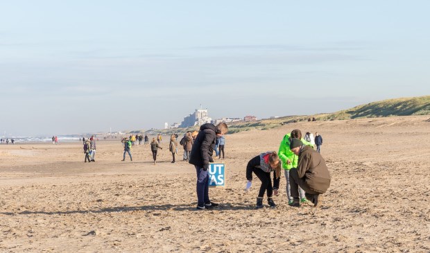 Leerlingen jutten op het Katwijkse noordstrand naar plastic.