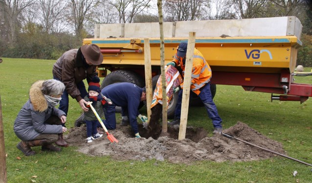 De 65 bomen ter waarde van een slordige achttienduizend euro zijn middels 'crowdfunding' bij elkaar gebracht. De eenjarige Pieter, kleinzoon van een van de leden, heeft Hoveniersbedrijf Hoek een handje geholpen bij het planten.