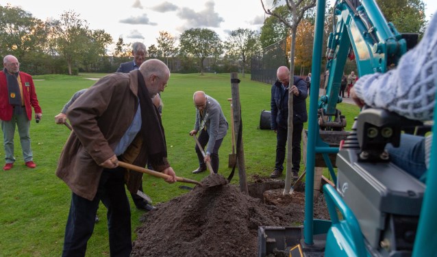 Burgemeester Emile Jaensch plant eerste boom. | Foto Wil van Elk