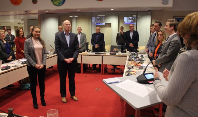 Lisa Weijts-Gonzalez en Jeroen Tomassen leggen als nieuwe raadspersonen de belofte af. | Foto: Nico Kuyt