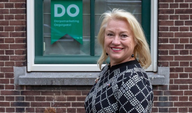Dorpsmarketeer Marjolijn van der Jagt bij het kantoor van Dorpsmarketing in Duinzigt.