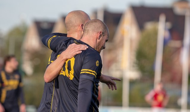Bob den Hollander (voor) en Lars van Bommel waren samen goed voor alle zes de doelpunten.
