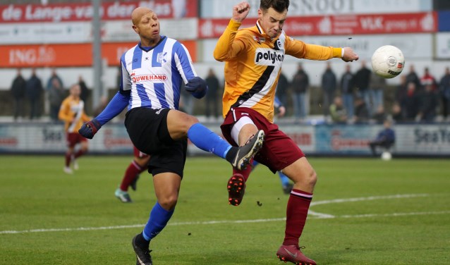 Kay Tejan in gevecht met Julian Clout van Achilles 29. | Foto: OrangePictures