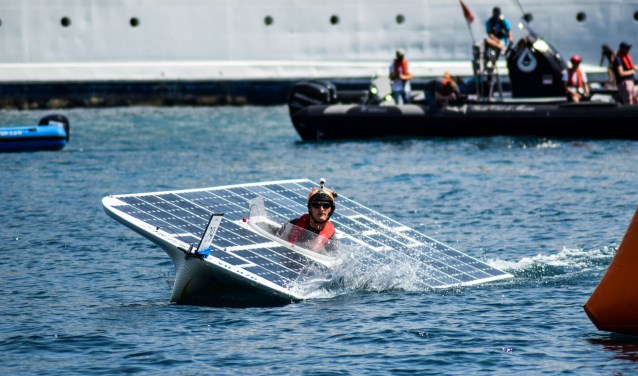 De TU Delft Solar Boat 2018 tijdens de race in Monaco in juli 2018. Inzet: Casper van der Horst. | Foto's: PR