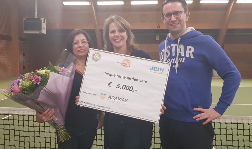 Annelies Osinga (midden) van het Adamas Inloophuis is maar wat blij met de cheque.