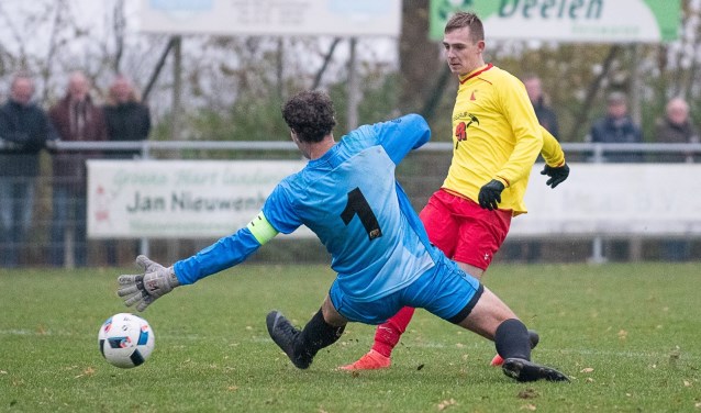 Peter Messemaker kan net niet voorkomen dat Zevenhuizen de openingstreffer maakt. | Foto lichtenbeldfoto.nl