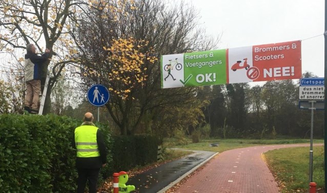 Als klap op de vuurpijl is op woensdag 28 november door de bewoners een groot spandoek onthuld, dat over de openbare weg is gespannen, met de tekst 'fietsers en voetgangers OK, scooters en brommers: NEE'.