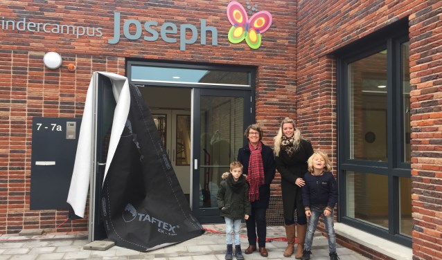 De juffen Riana en Jennifer onthulden samen met de leerlingen Peer en Sverre de nieuwe naam.
