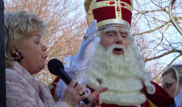 De goede Sint werd traditiegetrouw verwelkomd door Teuntje van Delft. | Foto: Pieter de Mooy
