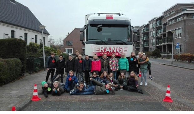 Groep 7 van De Tweemaster poseert voor de vrachtwagen.