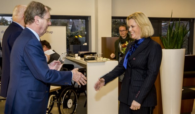 Yvonne van der Hulst ontving de prijs uit handen van Bernard Wientjes, voorzitter van de Taskforce Bouwagenda.