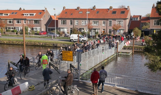 Een dagelijks beeld op de noodbrug tijdens de spits. Foto: Peter van Evert.