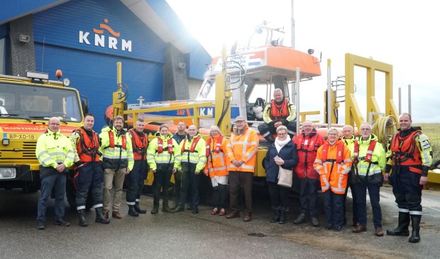De donateurs met Katwijkse bemanningsleden bij de reddingboot.