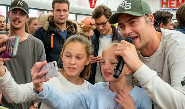 Enthousiaste fans maken een selfie met Lange Frans