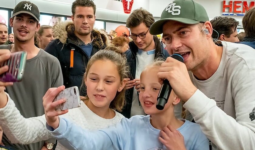 Enthousiaste fans maken een selfie met Lange Frans