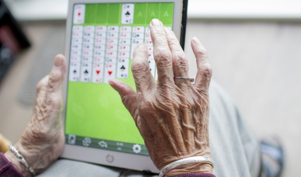 Dat steeds meer ouderen een tablet hebben, betekent niet dat ze ook weten hoe ze daarmee bijvoorbeeld een toeslag kunnen aanvragen.