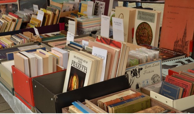 Op de curiosamarkt van Salvatori zijn ook veel boeken te vinden. Kom lekker rondneuzen of er iets voor je bij zit.