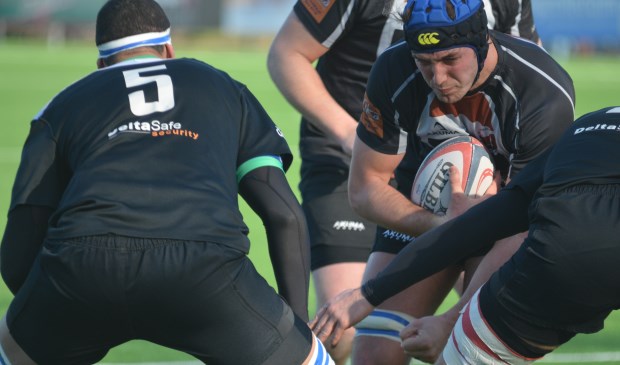 Harry Hawham test de Middelburgse defensie. | Foto: pr.
