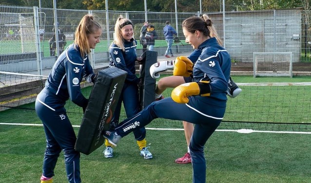 Op het pannaveldje kun je een scala van sporten beoefenen, waaronder ook kickboksen. | Foto: J.P. Kranenburg