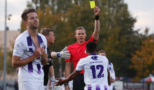 Sander van der Eijk trekt gele kaart voor Richelo Fecunda ; teleurstelling bij Thomas Arroyo. | Foto: Pim Waslander, Orange Pictures