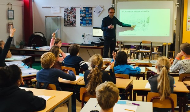 Architect Reimar von Meding geeft les aan de Prima_Plusgroep van de Leiderdorpse PCOB scholen.
