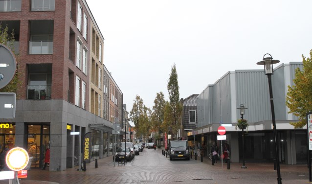 Links De Madelief, rechts het deel waar wellicht hoogbouw komt die hoger is dan het gebouw van De Madelief.