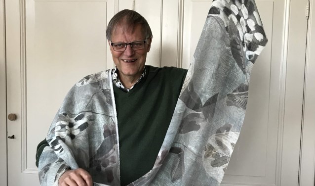 Vrienden-voorzitter Hans Lommerse toont de nieuwe gordijnen. | Foto en tekst: Jacolien van der Valk.