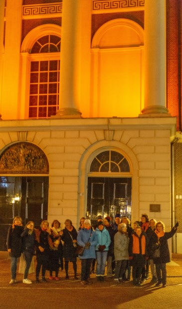 Wethouder Marleen Damen (geheel links) gaf het sein om de Hartebrugkerk (of Coelikerk) in het oranje licht te zetten. Dat gebeurde in aanwezigheid van leden van Zonta aan de Leden, de twee Leidse Soroptimistclubs, Feminist Evolution Leiden en het Vrouwennetwerk Leiden.