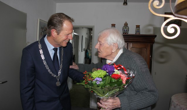 'Gaat u maar zitten burgemeester, dan zet ik koffie voor u'. | Foto en tekst: Annemiek Cornelissen