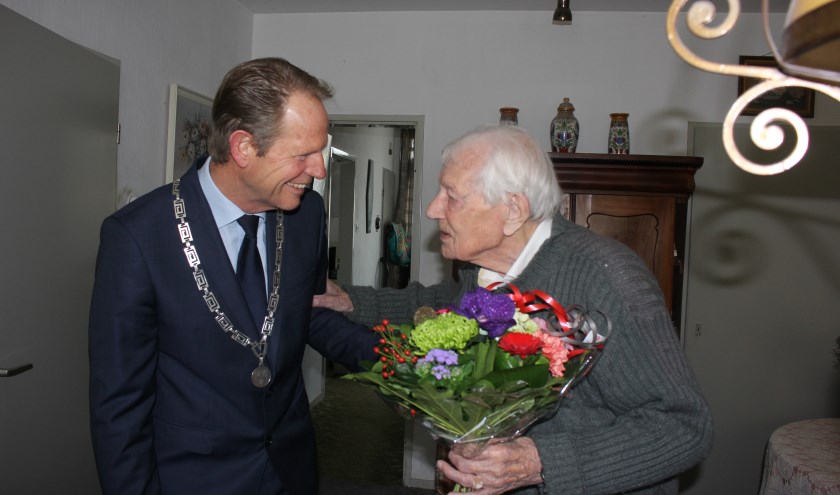 'Gaat u maar zitten burgemeester, dan zet ik koffie voor u'. | Foto en tekst: Annemiek Cornelissen