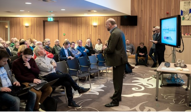 Voorzitter Hugo Langenberg (LPL) van de informatieavond verwelkomt de bezoekers.