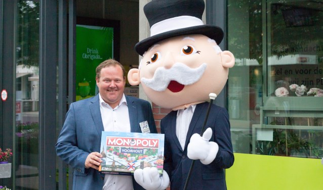 Joop van Dijk krijgt de symbolische editie Monopoly Voorhout overhandigd. | Foto: pr.