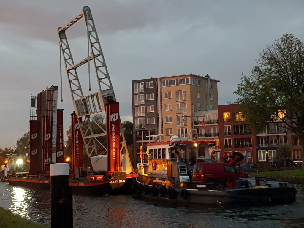 Dinsdagochtend vroeg, de Spanjaardsbrug gaat op weg naar de renovatieplek.