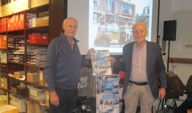Peter vd Burg (l) overhandigt het eerst exemplaar aan Piet Warmerdam 'de melkboer uit de Kerkstraat'. | Foto: pr