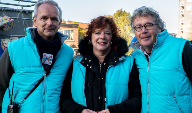 V.l.n.r. Marco Borst, Annemiek de Groot en Marten Brederode van de St. Intocht Sint Nicolaas. | Foto: J.P. Kranenburg