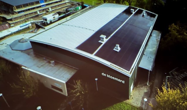 Op het dak van sporthal De Bloemerd liggen ze al. GroenLinks wil dat ook op alle andere gemeentelijke gebouwen zonnepanelen komen.
